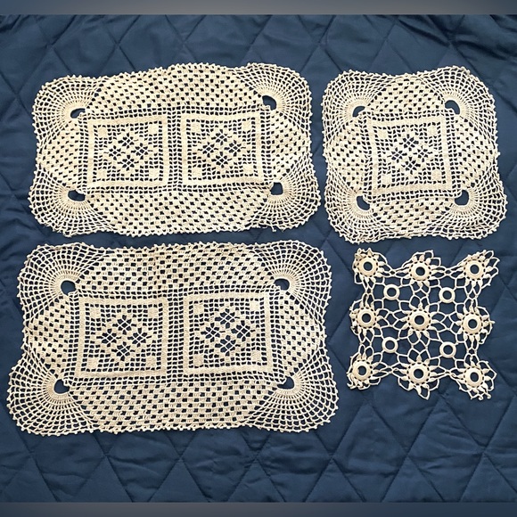 4 Vintage Doilies - Picture 2 of 11